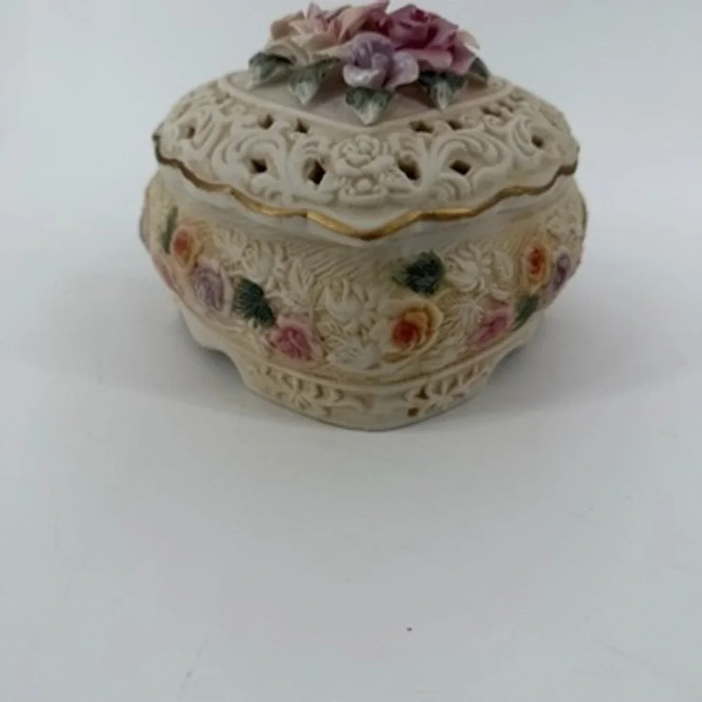 Vintage Style Heart Shaped Ceramic Floral Trinket Box Lattice Lid Gold Trim